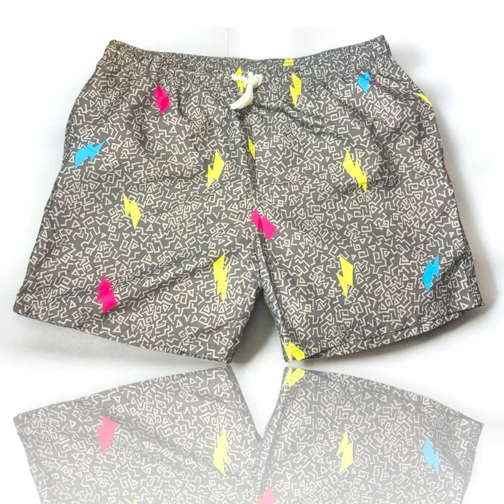City Streets Gray with multicolored lightning bolts motif men’s Sz XL NWOT